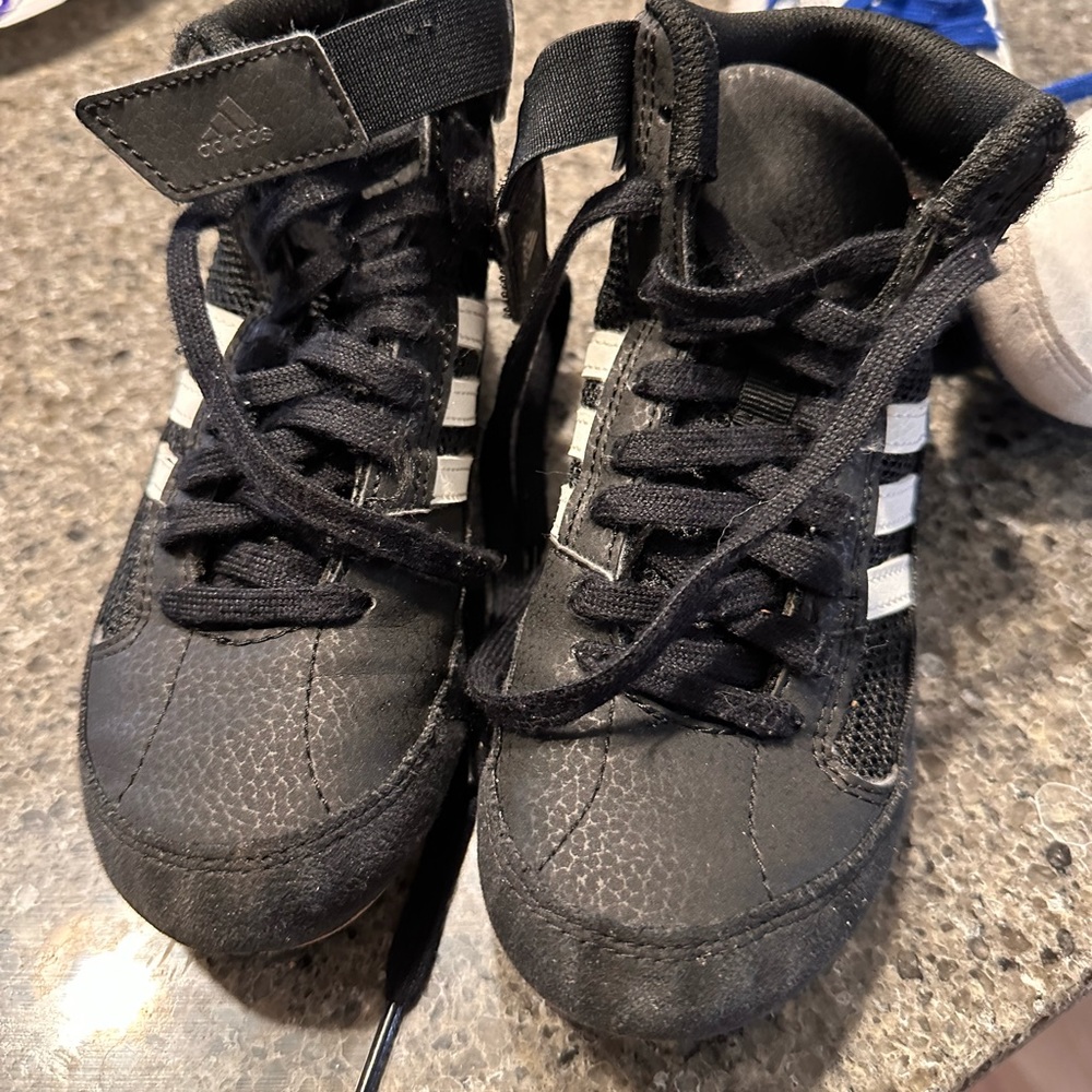 Adidas youth wrestling shoes size 13